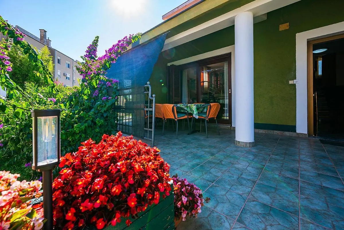 Big Swimming Pool Apartment Monvidal Croatia